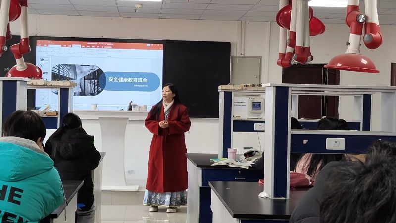 杨欣.jpg